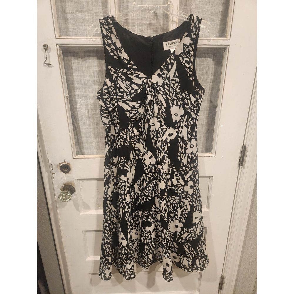 Studio I Petite Black and White Floral Sleeveless‎ Knee Length Dress